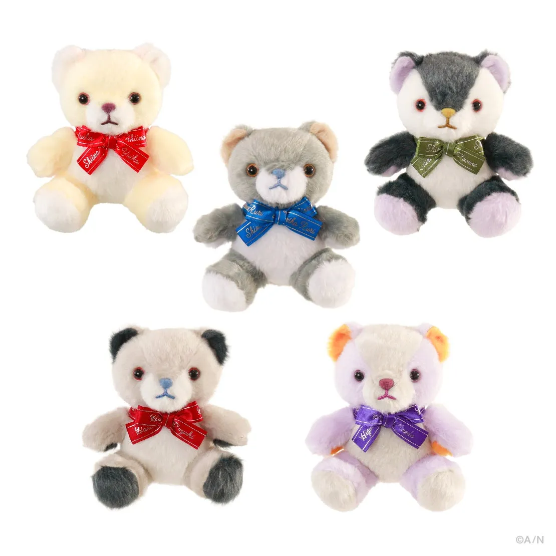 5体のクマのぬいぐるみ。それぞれ異なる色とリボンをしており、かわいらしい。