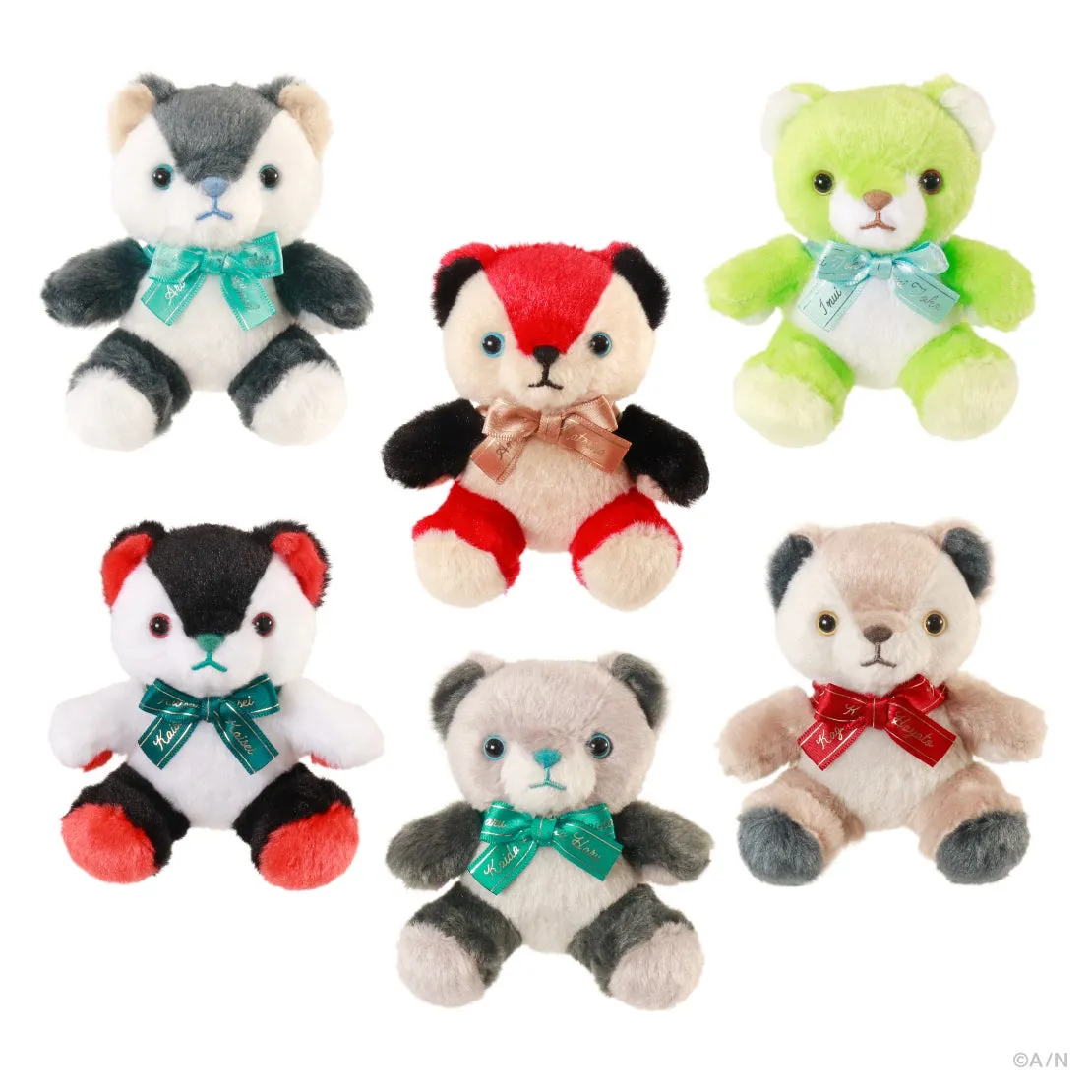 6体のクマのぬいぐるみ。それぞれ異なる色とリボンで飾られている。