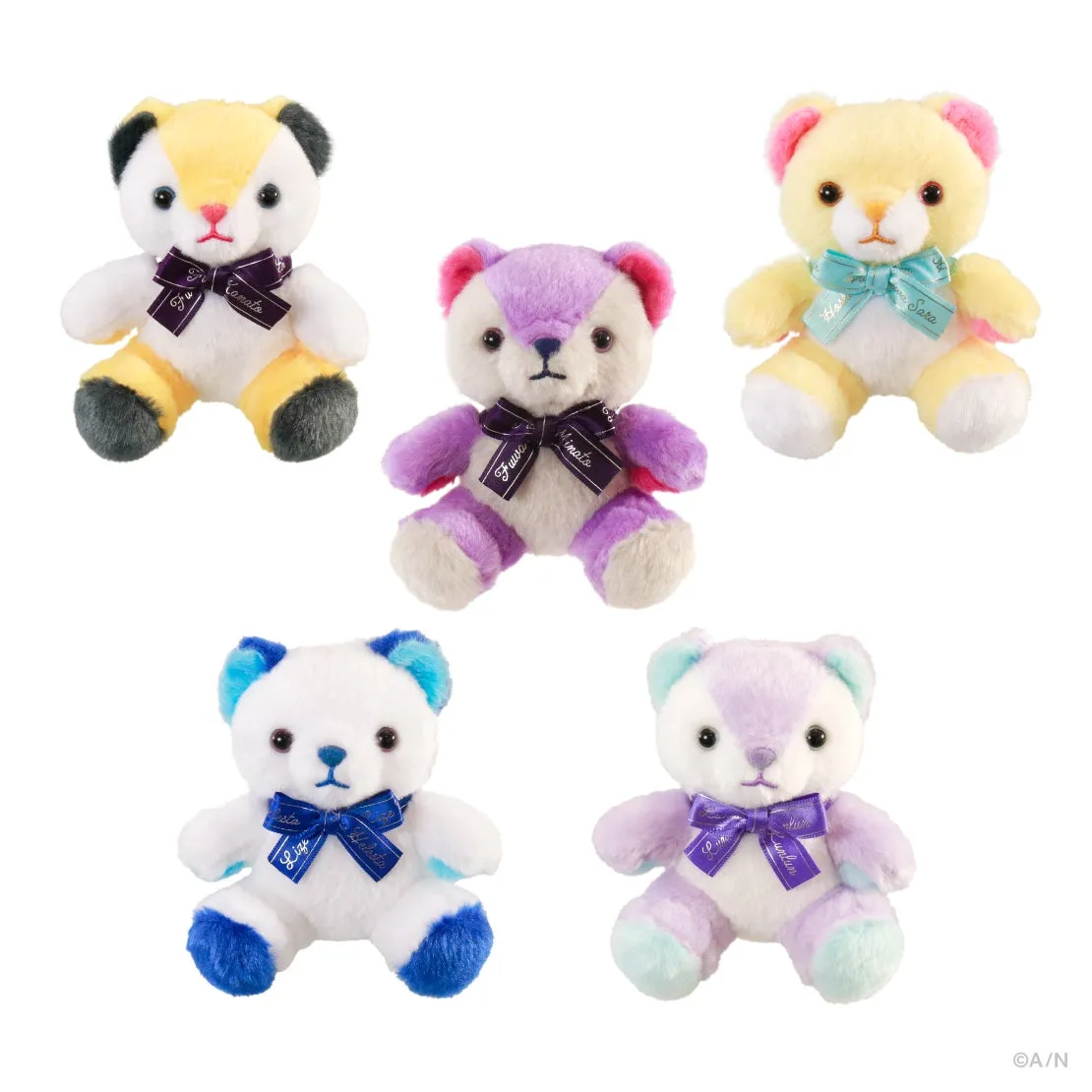 5体の可愛らしいテディベアのぬいぐるみ。それぞれ異なる色とリボンで装飾されている。