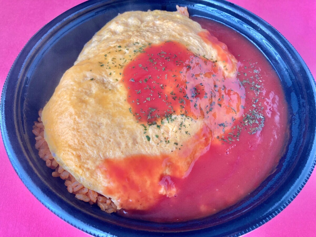 トマトソースとのバランスがよき！【セブン】人気番組のあの味わいを再現したオムライス