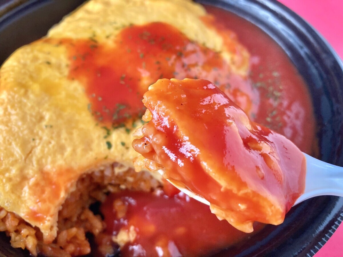 トマトソースとのバランスがよき！【セブン】人気番組のあの味わいを再現したオムライス