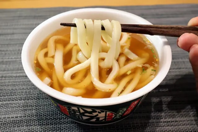 （５）どん兵衛！　資さんうどんの麺とどん兵衛の粉末スープが余ってしまうので、どん兵衛のカップに粉末スープを溶かし、資さんうどんの麺を入れて食べてしまおう。これもバッチリウマい！