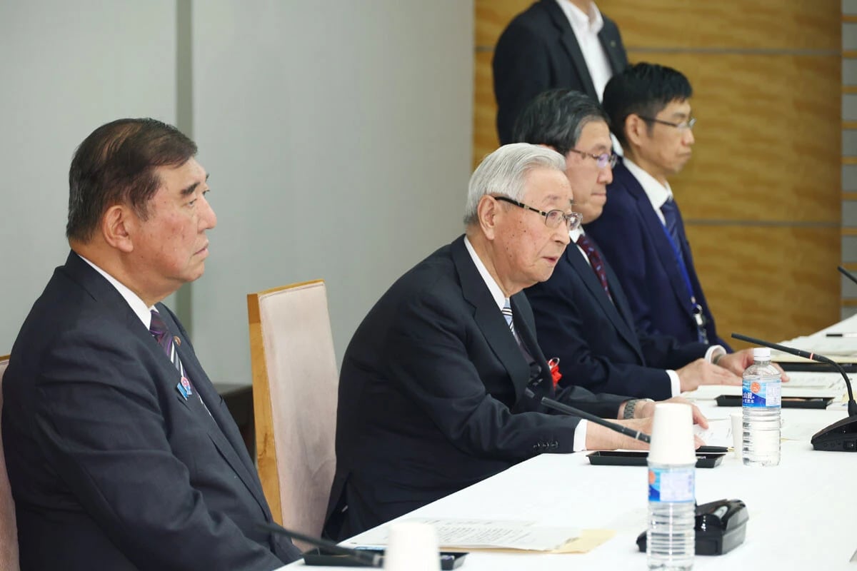政府の情報保全諮問会議では座長も務める老川新主筆（左から2人目）