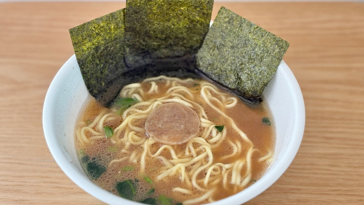 キレのある豚骨醤油スープがたまらん！【ファミマ】名店の味がカップ麺に