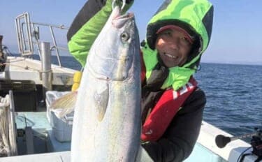 【沖釣り釣果速報】落とし込み釣りで8kg級大型ブリ浮上!5kg級ヒラメもヒット(大分・熊本)