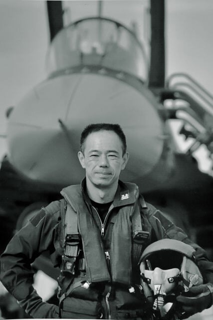 現役時代の伊藤哲第三飛行隊長、愛機のF-2戦闘機前で