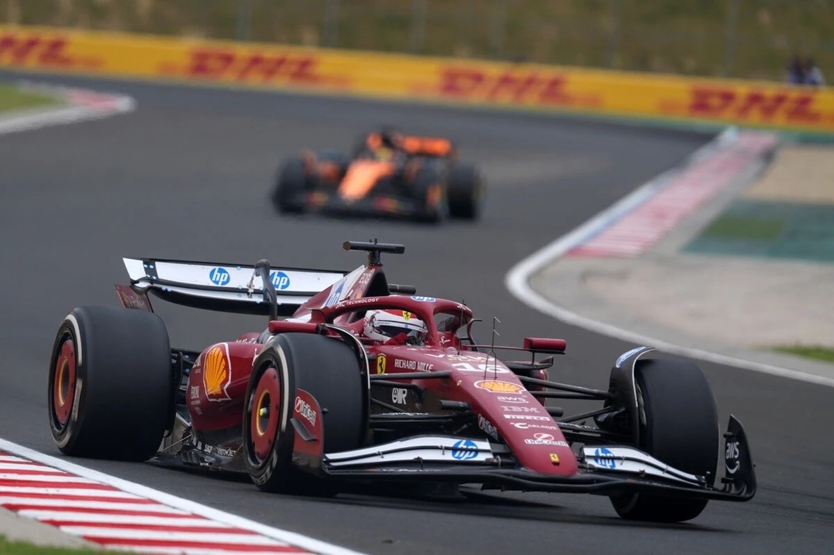 ハンガリーGPの予選でポールポジションを獲得したルクレールは4位に終わる。ハミルトンとの強力なコンビで2025年シーズンに臨んだフェラーリだったが、前半戦は未勝利に終わった