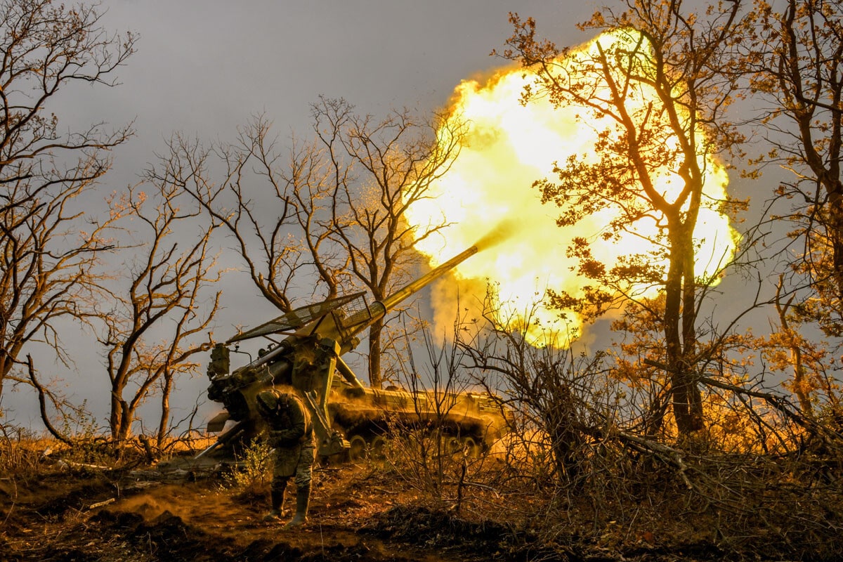 露軍陣地に砲撃を浴びせるウクライナ軍（写真：Sputnik／共同通信イメージズ）