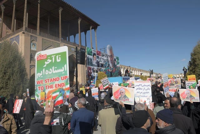 2020年2月のソレイマニ司令官の追悼集会では、ソレイマニグッズが配られ、ホメイニ師と並んで描かれたポスターはあっという間になくなった