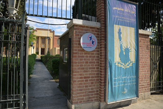 数年前に反米博物館として開館した旧アメリカ大使館。併設するアメリカ風のカフェに、西洋文化と反米教育は別物という意識が見えた