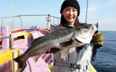 東京湾シーバスジギング船で60cm頭に3尾キャッチ【つり幸】赤金がアタリカラー