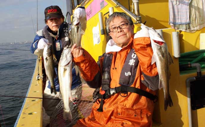 東京湾シーバスジギング船で60cm頭に3尾キャッチ【つり幸】赤金がアタリカラー
