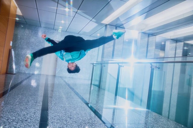 現役高校生パフォーマー。アクロバット歴10年。昭和や平成のレトロゲームオタク、凪「小1からいろんな習い事をして、一番長続きしたのがアクロバット。ダンス歴はまだ浅いですが、空中の回転技は得意です」笑顔で宙に浮かぶことが出来る。