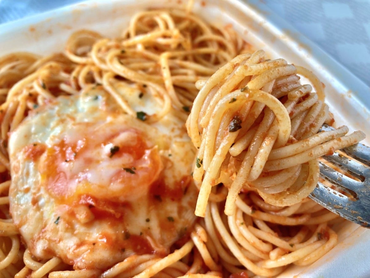 目玉焼きの存在が良き！【ファミマ】有名シェフが監修したトマトパスタ