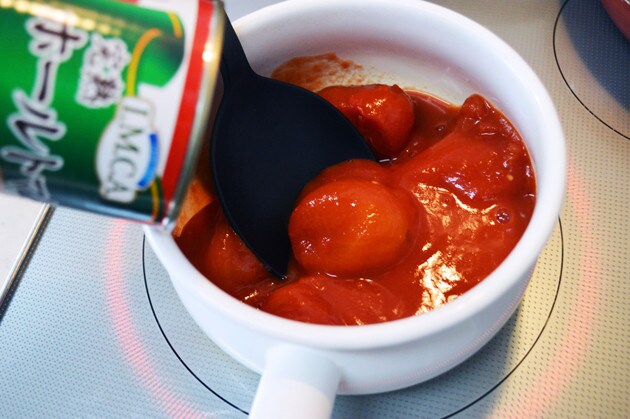 （１）トマト！　ホールトマトを鍋に入れ、焦げつかせないように気をつけながら弱火～中火でじっくり煮込もう。使用するトマトの量は４５０ｇあればベストだが、足りなくても問題はない