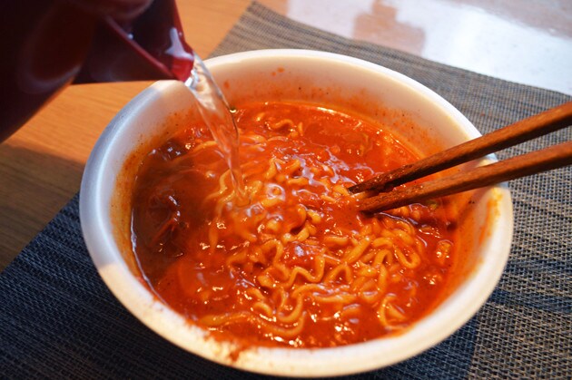 （５）お湯割り！　極限まで濃厚に作られた状態で食べるのもいいが、ある程度食べたらお湯割りをしてお好みの濃さに調節するのがオススメ。魚介と豚骨の風味が引き立つ絶品ラーメンへと進化！