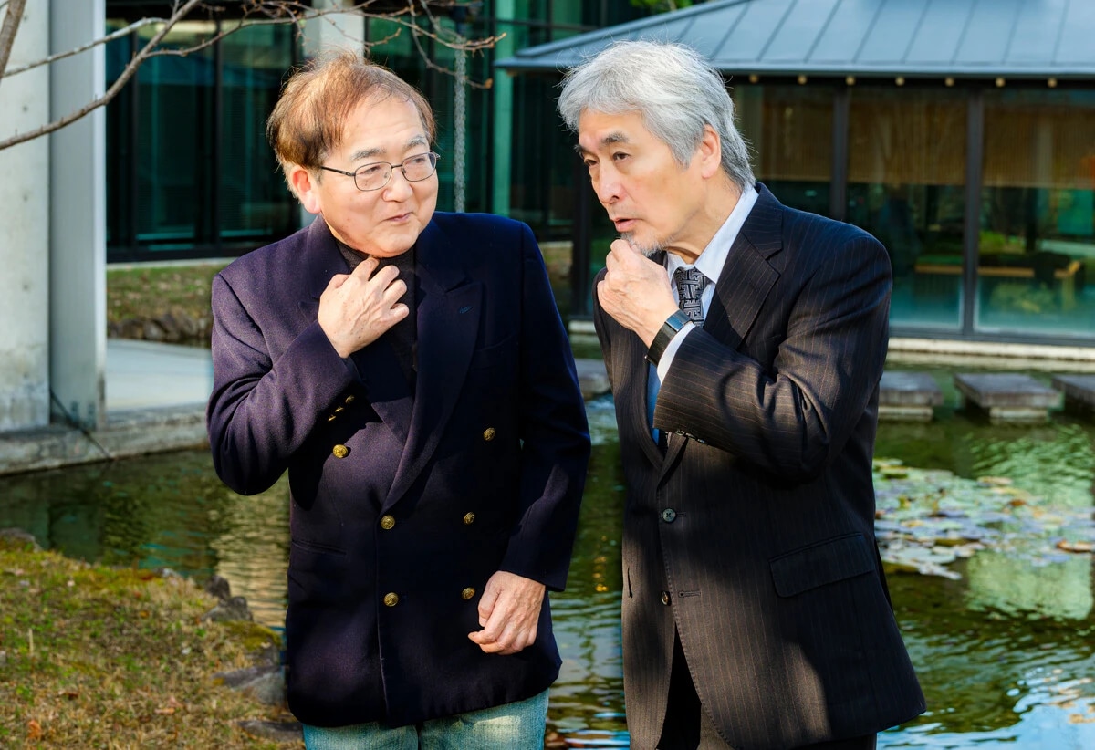 （左）幸田正典氏「脳のサイズで知能を測る時代は終わりました」　（右）山極壽一氏「天地をひっくり返すような大発見だね」