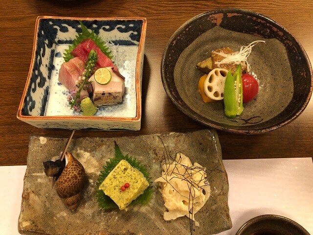 「平井魚政」（東京都江戸川区平井3-26-11）の3種の前菜（手前）、お造り（左上）、煮物（右上）