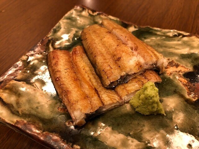 口中でじわりと鰻のコクたっぷりの脂を感じる「白焼き」