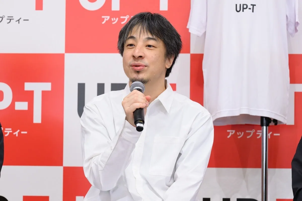 マイクを持ち話すひろゆき