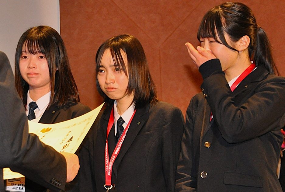 自分褒める漫画アプリが最高賞　共立女子高が受賞、高校生ビジネスプラン・グランプリ グランプリを受賞し、涙ぐむ共立女子高の生徒