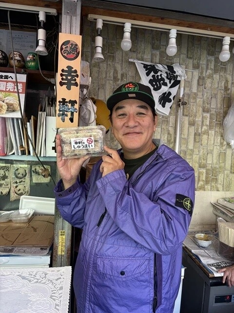 場外の通りに面した店では、しゅうまいを売ってます