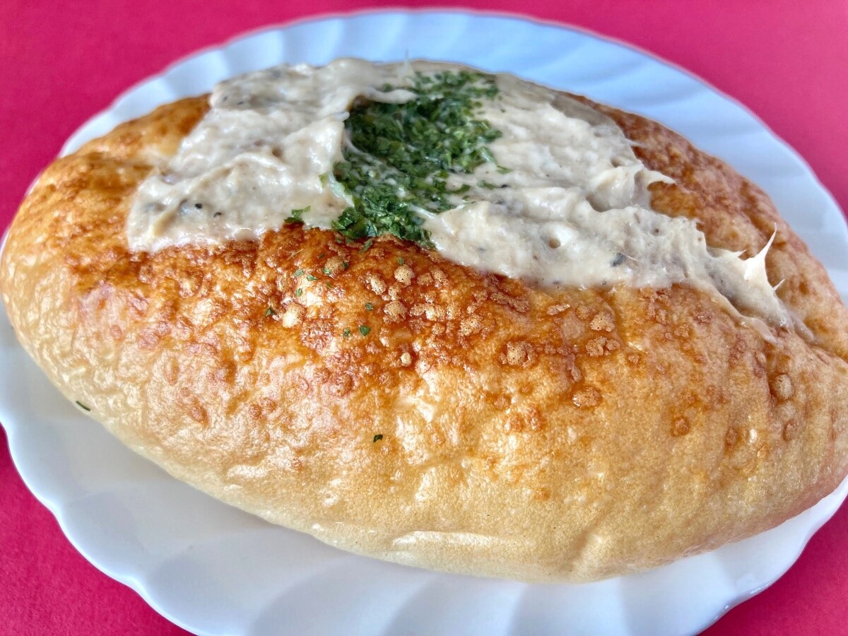 意外とツナたっぷり！黒コショウもアクセント！【セブン】猫の目をイメージした惣菜パン