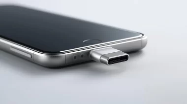 スマホのUSB-Cポートに超小型フラッシュドライブ（SanDisk Extreme Fit等）を挿した状態のクローズアップ写真