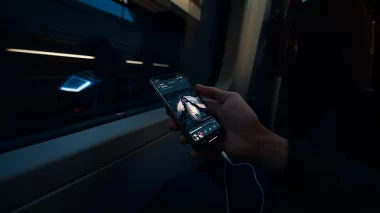 飛行機や電車の座席で、スマホにUSB-Cドライブを挿してVLCで映画を再生している手元のイメージ