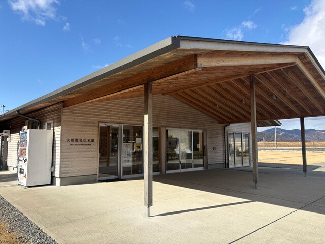 大川小学校の近くにある「大川震災伝承館」。大川小学校の事故や津波訴訟についての資料もある