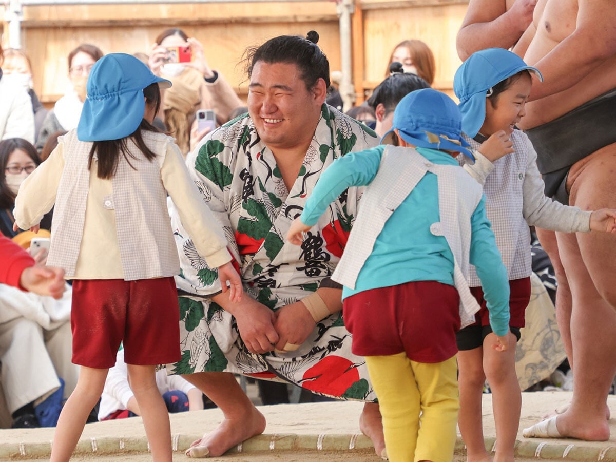 自ら率先して幼稚園児たちに囲まれ、笑みを浮かべる豊昇龍。まさか横綱がと稽古場に来ていた人は大喜びだ