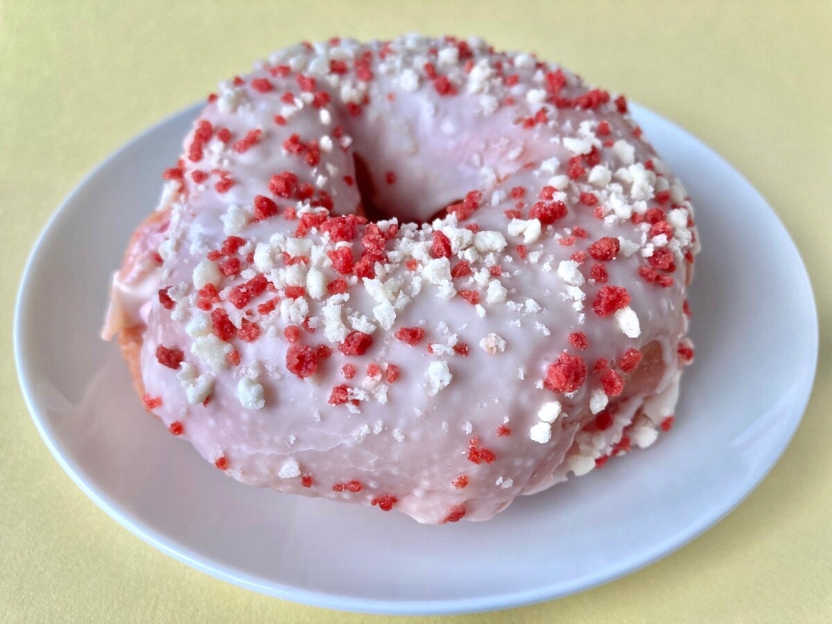 いちごの果肉入りホイップがたまらん!!【ファミマ】ミルクホイップたっぷりの新作ドーナツ