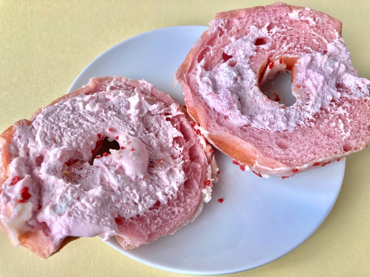 いちごの果肉入りホイップがたまらん!!【ファミマ】ミルクホイップたっぷりの新作ドーナツ