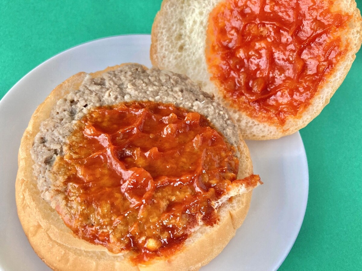 トマトソースに溺れる!?ガーリックもしっかり!【ファミマ】松屋監修のうまトマハンバーガー