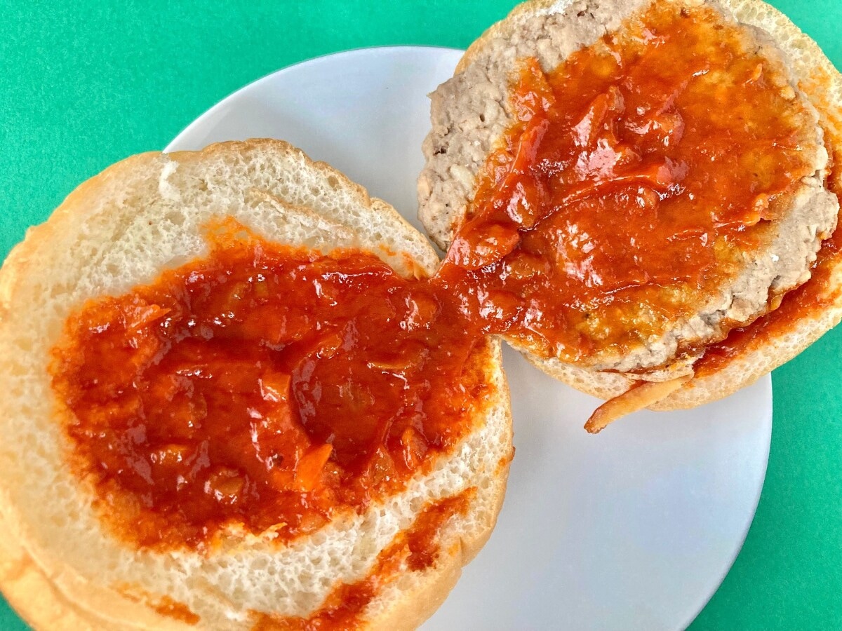 トマトソースに溺れる!?ガーリックもしっかり!【ファミマ】松屋監修のうまトマハンバーガー